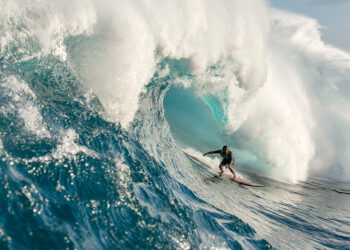Conheça a história do surfista Adriano de Souza “Mineirinho”